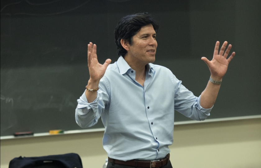 Distinguished Senior Fellow for Climate, Environmental Justice and Health Kevin de León speaks to students taking the Schwarzenegger Institute’s Environmental Policy from Idea to Passage: AB 32, The Global Warming Solutions Act class