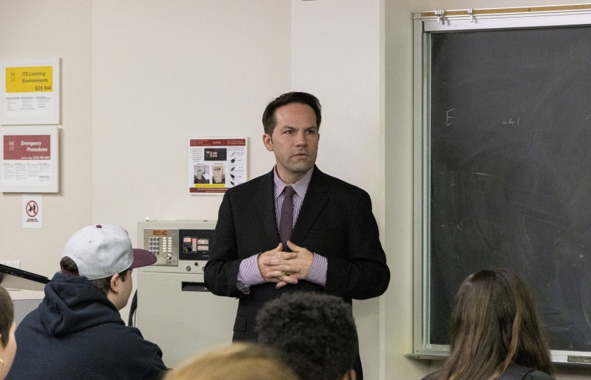Academic Director Christian Grose teaches a Schwarzenegger Institute class on political reform.
