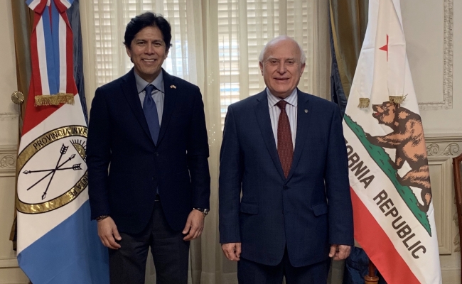 Senator Kevin de León meets with Governor Miguel Lifschitz at the Climate Conference of the Americas