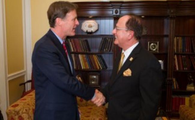 USC President Nikias welcomes Senator Evan Bayh to USC